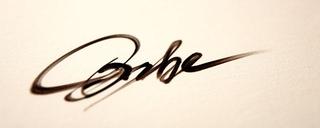 Feine handschriftliche Signatur der Gründerin auf hellem Papier