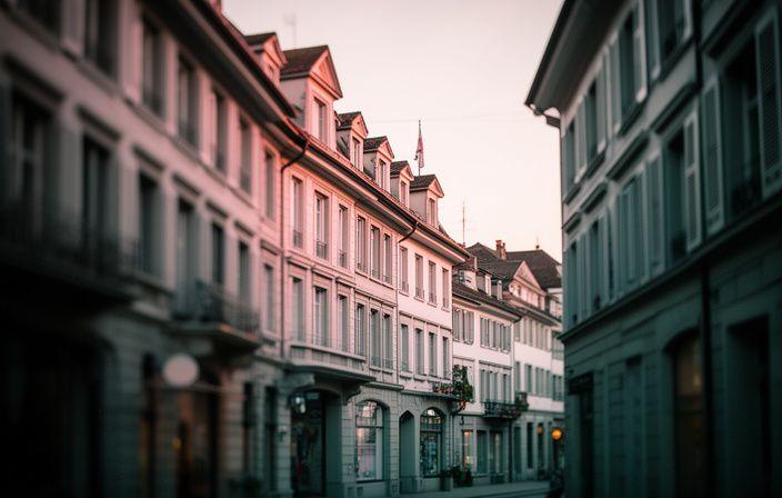 Stimmungsvolle Strassenszene im Zürcher Seefeld mit eleganter Fassadenarchitektur und ruhiger Morgenatmosphäre